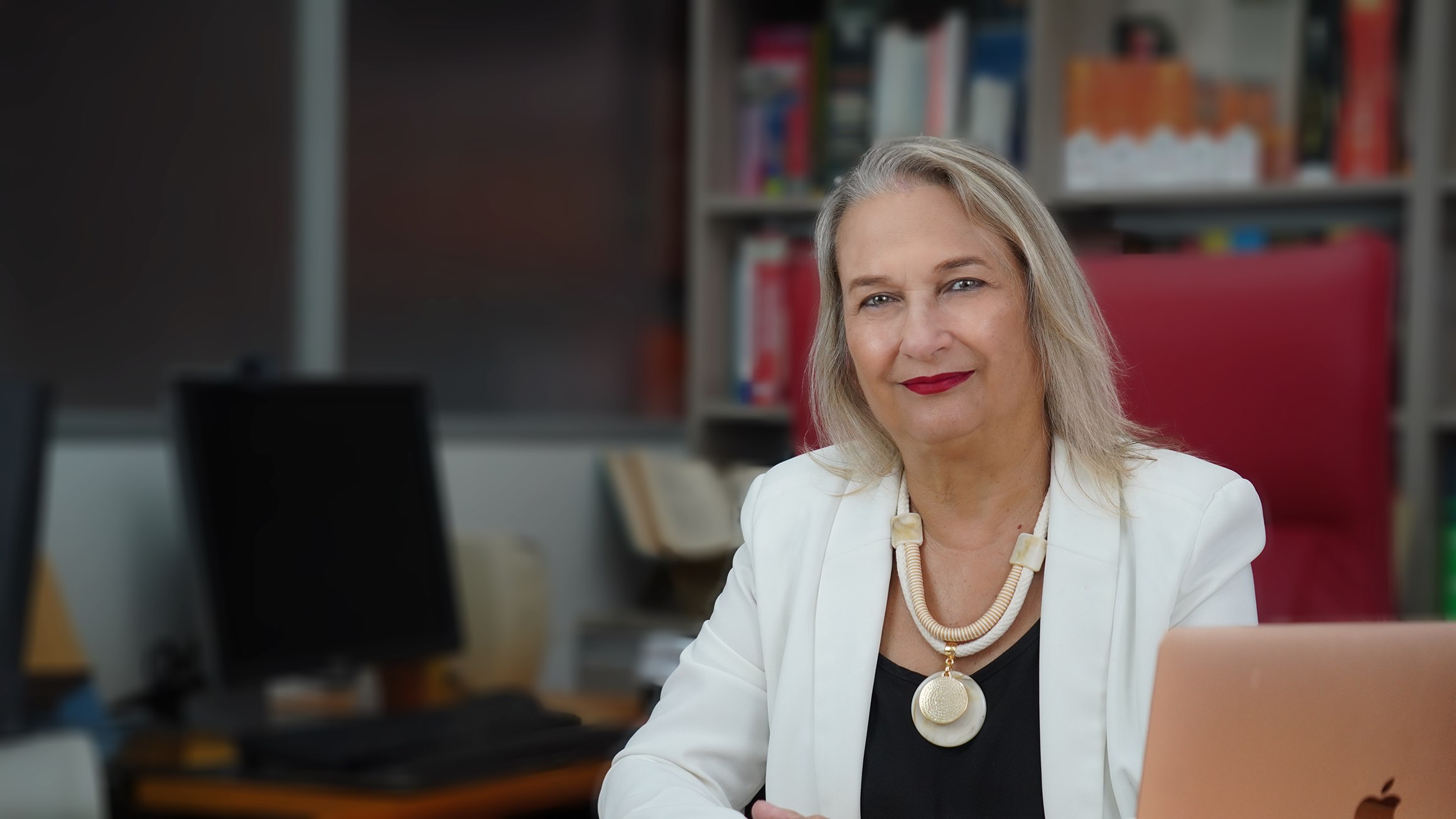 Dra. Rosana Maria Lucca da Cunha em seu escritório