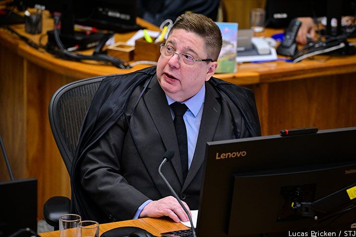 Capa da notícia: Notícia de interesse social justifica prevalência da liberdade de informação sobre proteção da privacidade de figura pública