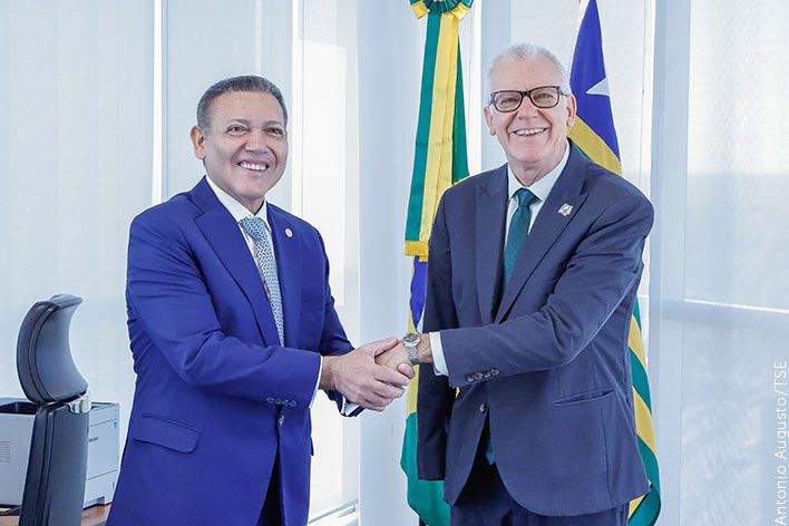Capa da notícia: Kukina toma posse como ministro substituto do TSE; Bellizze passa a atuar como juiz auxiliar da propaganda no 2º turno