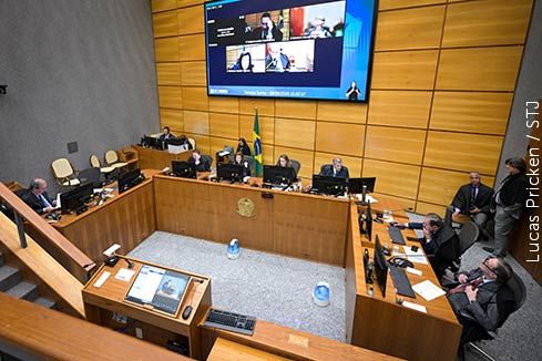 Capa da notícia: Filho e noivado não bastam para comprovar união estável pós-morte, decide Terceira Turma