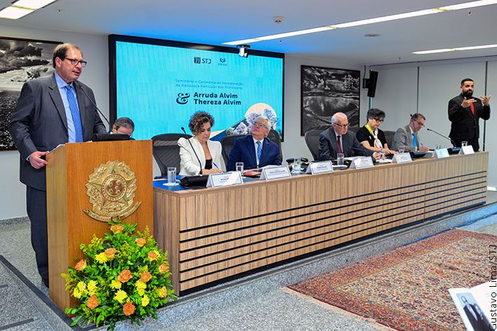 Capa da notícia: Seminário homenageia Manoel e Thereza Arruda Alvim; Biblioteca STJ-Enfam incorpora coleção particular dos professores