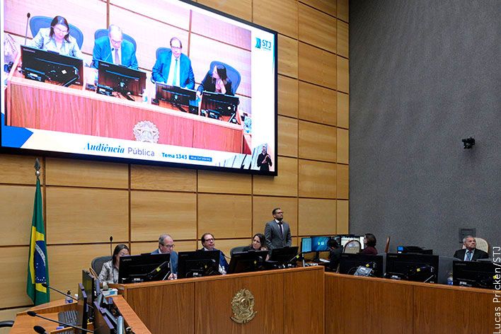Capa da notícia: Audiência pública discute se aviso contém glúten em embalagens de alimentos é suficiente para proteger celíacos