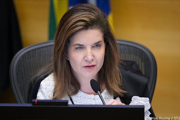 Capa da notícia: Idosa que teve marido assassinado pelos irmãos recebe autorização do STJ para excluir sobrenome paterno