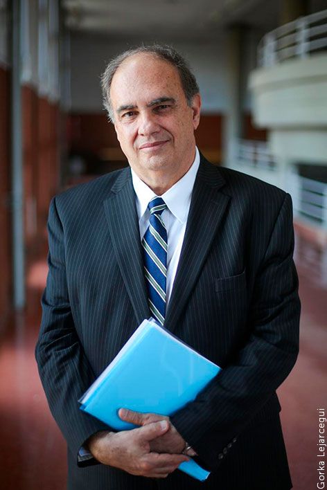 Capa da notícia: Biblioteca STJ-Enfam recebe biblioteca particular do professor e juiz Cançado Trindade